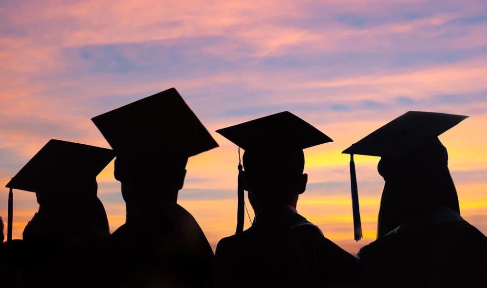 Estudiar una licenciatura: graduados viendo al horizonte