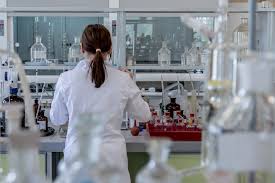Alumna en un laboratorio de investigacion