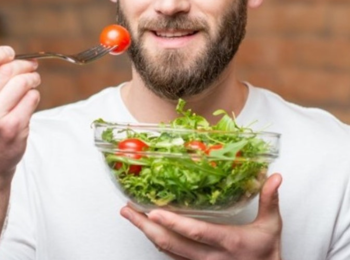 hombre comeindo ensalada