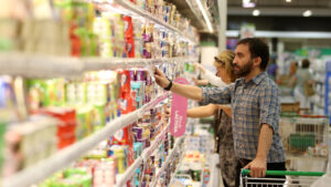 hombre comprando despensa
